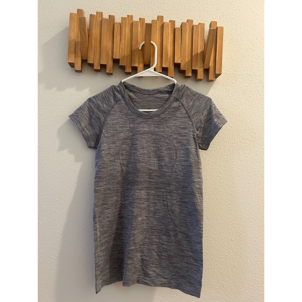 Lululemon‎ Swiftly Tech Short Sleeve Women Gray Athletic T-Shirt Top size 6
